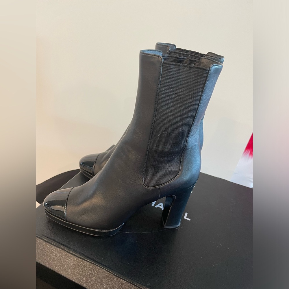 Chanel Lambskin & Patent pull on ankle boots. Ref. G36413 Y54110 94305. Sz. 38.5 - Picture 7 of 11